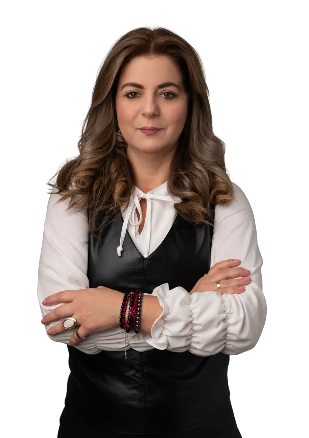 Marcia Baldini, de braços cruzados, sorrindo