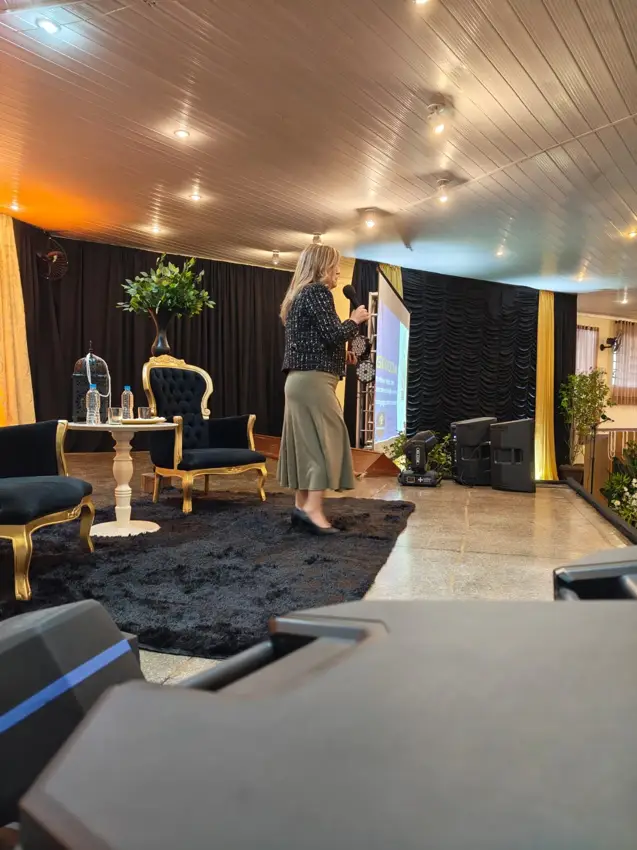 Marcia Baldini no palco de um salão lotado de educadores