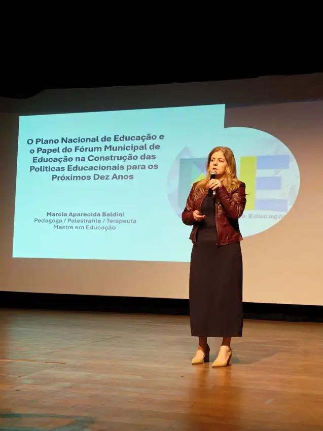 Marcia Baldini abrindo uma palestra sobre o Plano Nacional de Educação num teatro