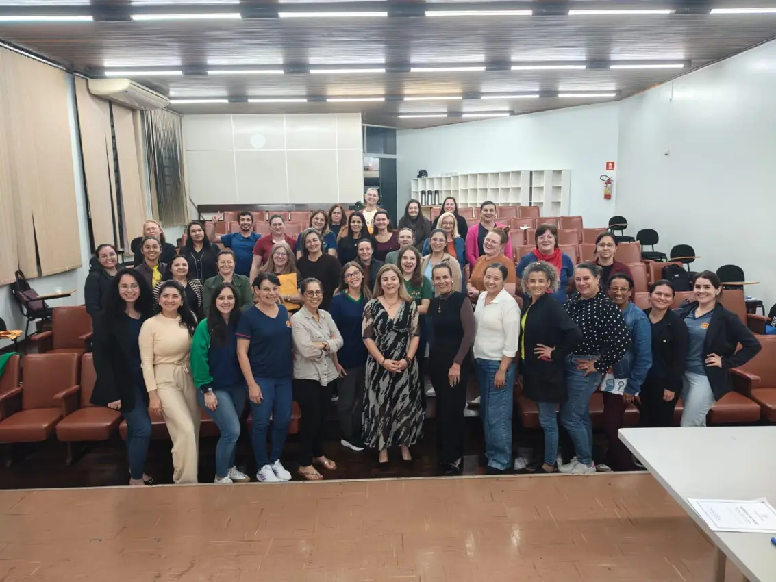 Grupo de educadores reunidos para a foto ao fim de uma formação