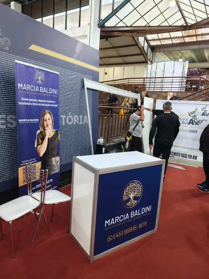 Marcia Baldini com gestores educacionais numa feira
