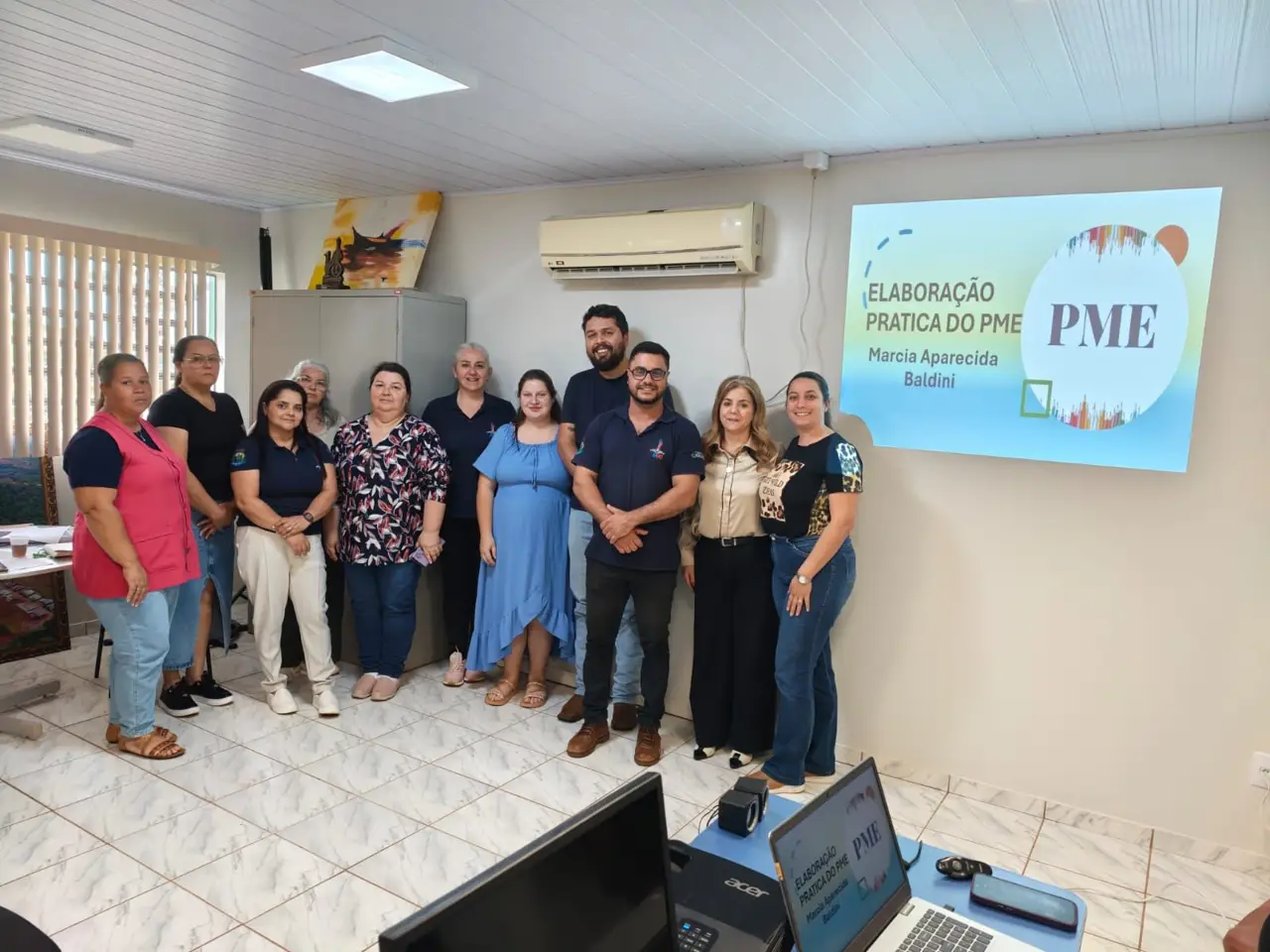 Equipe de uma secretaria municipal de educação reunida com Marcia Baldini numa oficina do PME