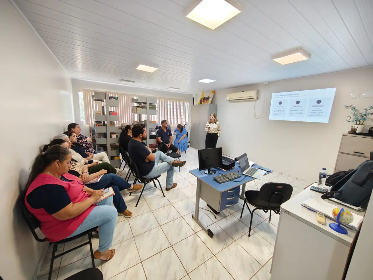 Marcia Baldini conduzindo uma oficina com a equipe de uma secretaria municipal de educação